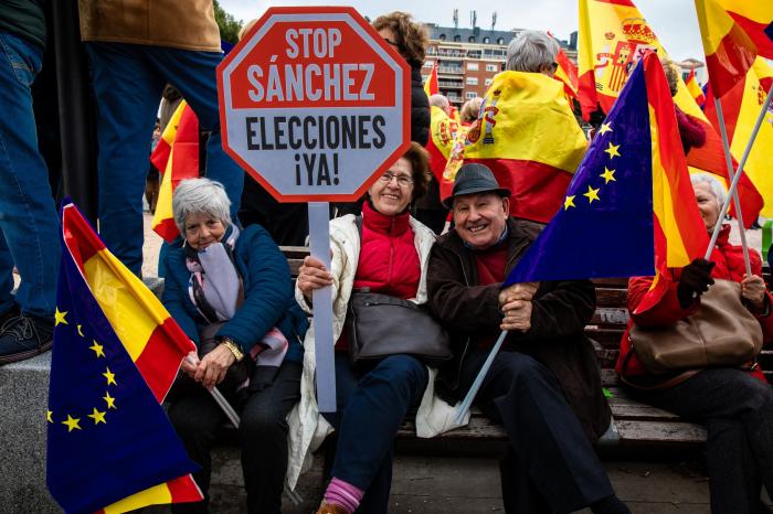 Pregunta a Manuel Valls: "¿Se siente cómodo al lado de Abascal y Vox?"
