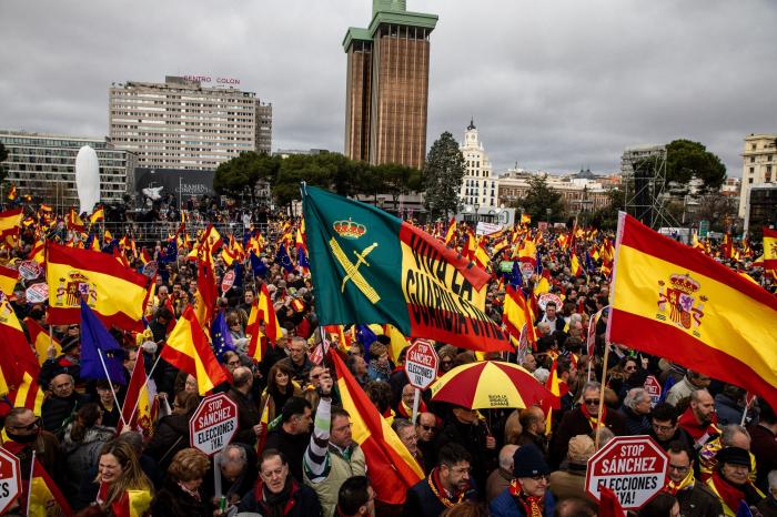 Pregunta a Manuel Valls: "¿Se siente cómodo al lado de Abascal y Vox?"