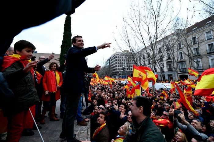 Pregunta a Manuel Valls: "¿Se siente cómodo al lado de Abascal y Vox?"