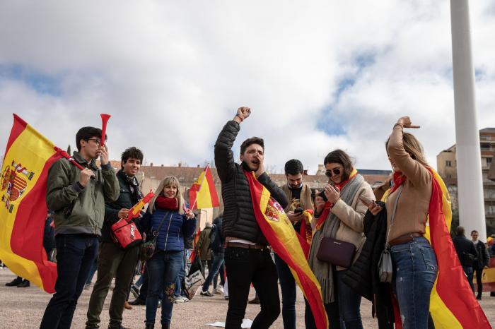 Pregunta a Manuel Valls: "¿Se siente cómodo al lado de Abascal y Vox?"