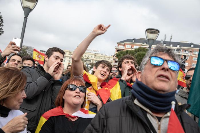 Pregunta a Manuel Valls: "¿Se siente cómodo al lado de Abascal y Vox?"