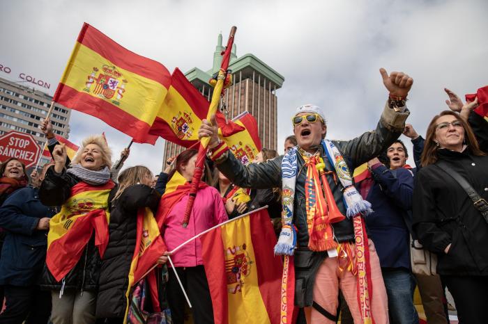 Pregunta a Manuel Valls: "¿Se siente cómodo al lado de Abascal y Vox?"