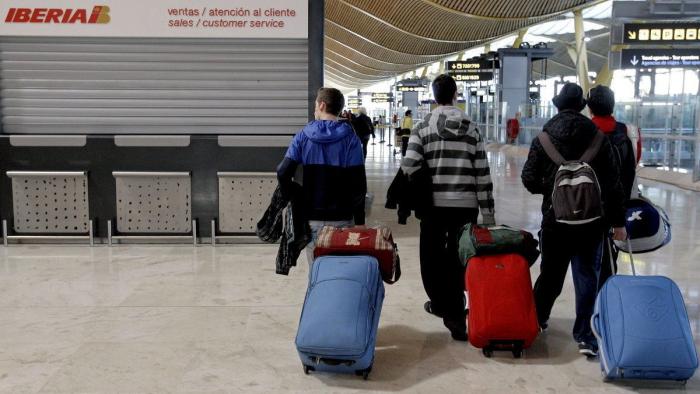 Afectados por la huelga de Iberia: "Es un derecho y lo respeto, pero faltan compensaciones para los viajeros"