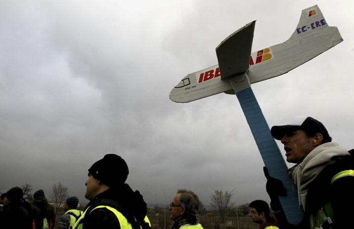 Afectados por la huelga de Iberia: "Es un derecho y lo respeto, pero faltan compensaciones para los viajeros"