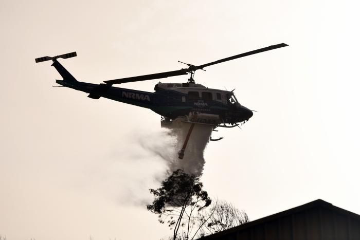 Más de 150 incendios forestales continúan activos en el este de Australia y se acercan a Sidney