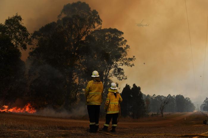Más de 150 incendios forestales continúan activos en el este de Australia y se acercan a Sidney