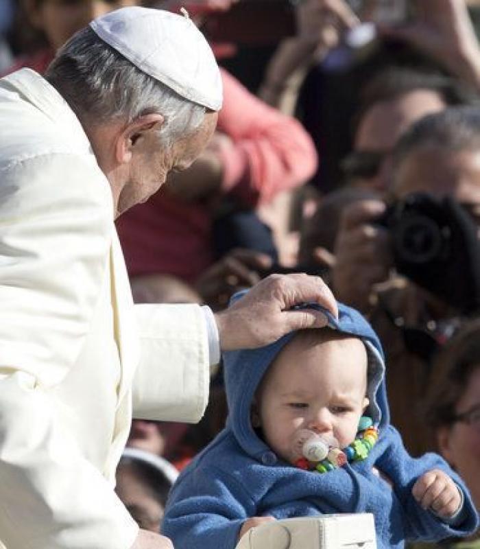 El papa Francisco bendice a Spiderman