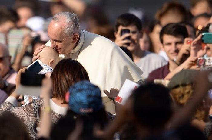 El papa Francisco bendice a Spiderman