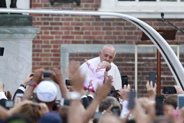 El papa Francisco bendice a Spiderman