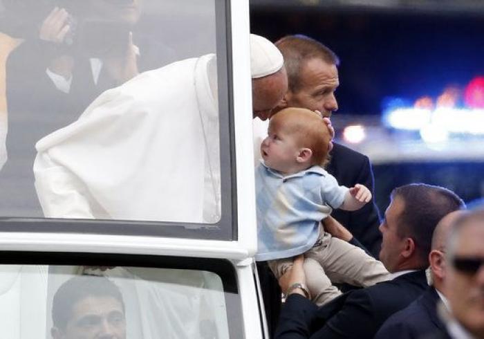 El papa Francisco bendice a Spiderman