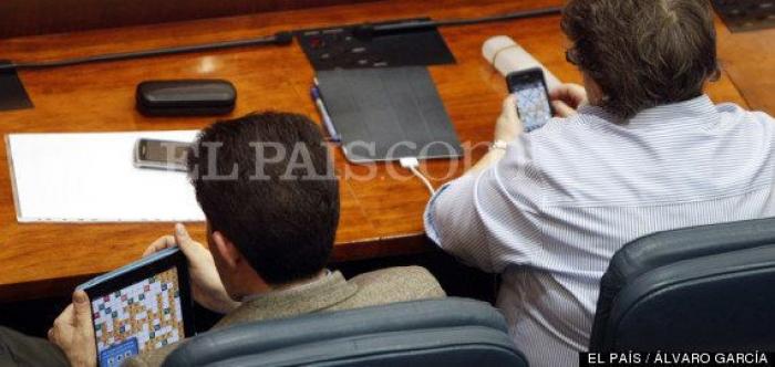 Pillados: 16 cosas que hacen sus señorías en el escaño para matar el rato (FOTOS)