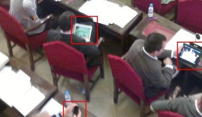 Pillados: 16 cosas que hacen sus señorías en el escaño para matar el rato (FOTOS)