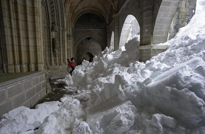 La Colegiata de Roncesvalles, repleta de nieve (FOTOS)