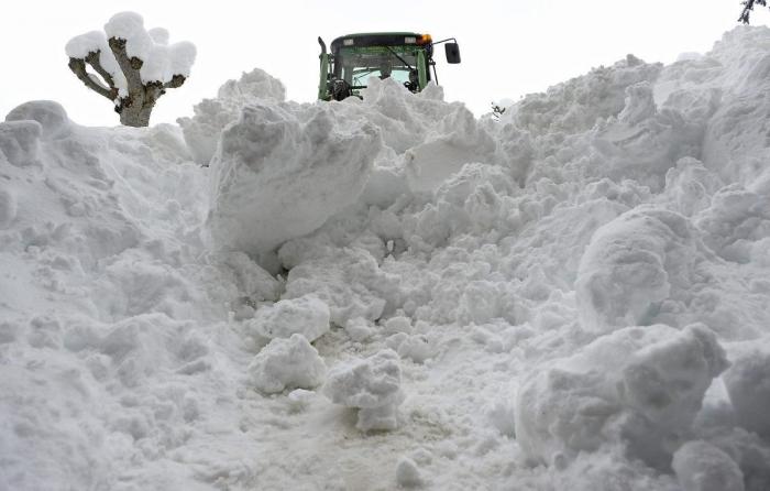 La Colegiata de Roncesvalles, repleta de nieve (FOTOS)