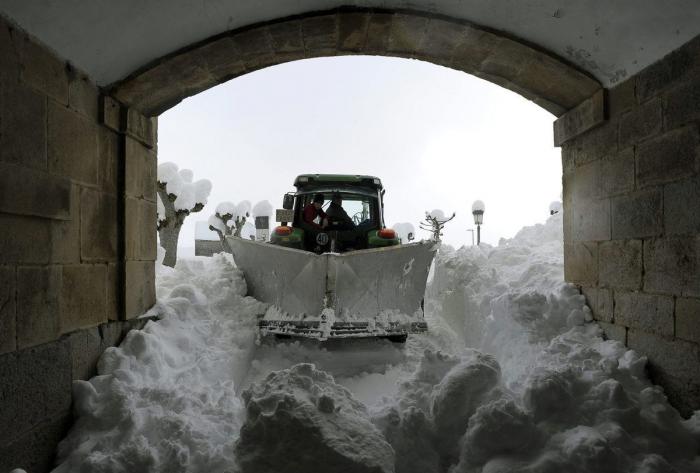 La Colegiata de Roncesvalles, repleta de nieve (FOTOS)