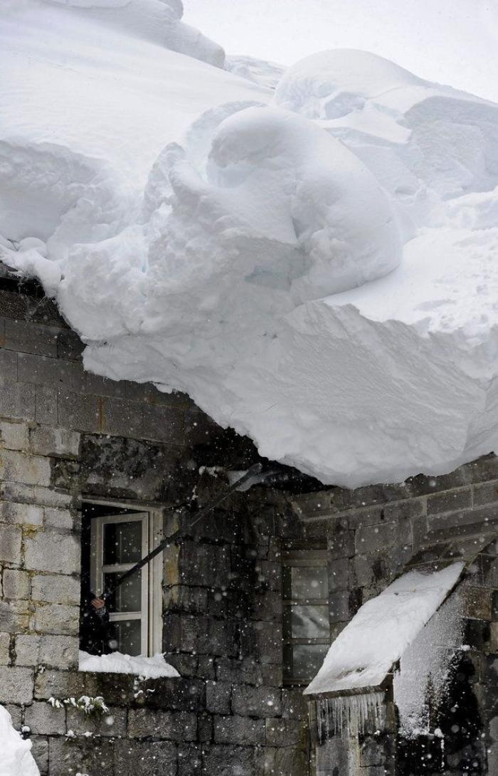 La Colegiata de Roncesvalles, repleta de nieve (FOTOS)