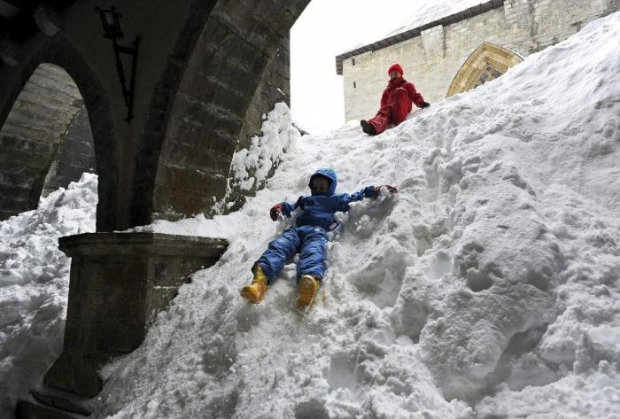 La Colegiata de Roncesvalles, repleta de nieve (FOTOS)