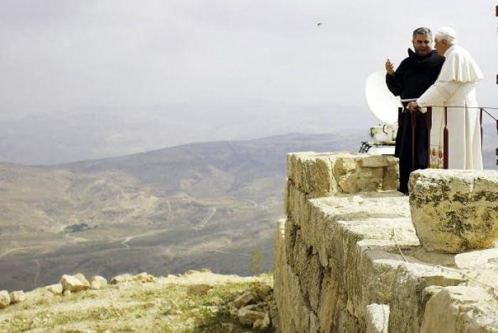 El papa asegura en su último Ángelus que el Señor le ha llamado "a subir al monte" para dedicarse "aún más a la oración"