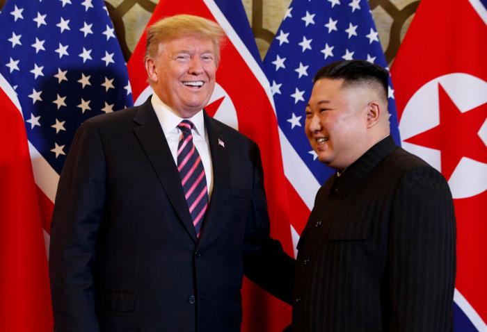 Trump y Kim se cruzan buenos deseos en su primera toma de contacto en Hanoi
