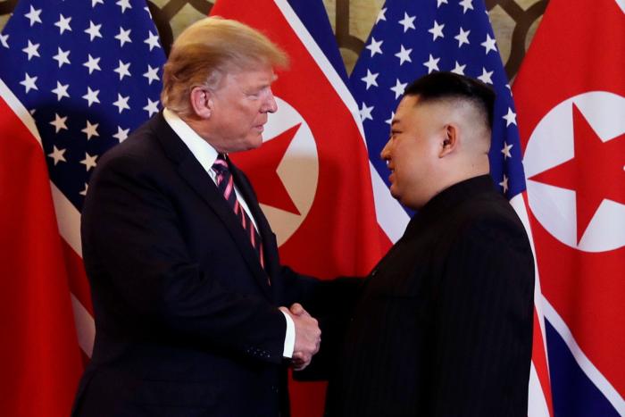 Trump y Kim se cruzan buenos deseos en su primera toma de contacto en Hanoi
