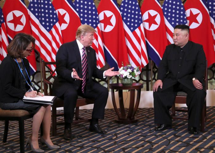 Trump y Kim se cruzan buenos deseos en su primera toma de contacto en Hanoi