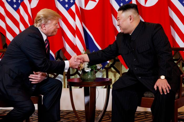 Trump y Kim se cruzan buenos deseos en su primera toma de contacto en Hanoi