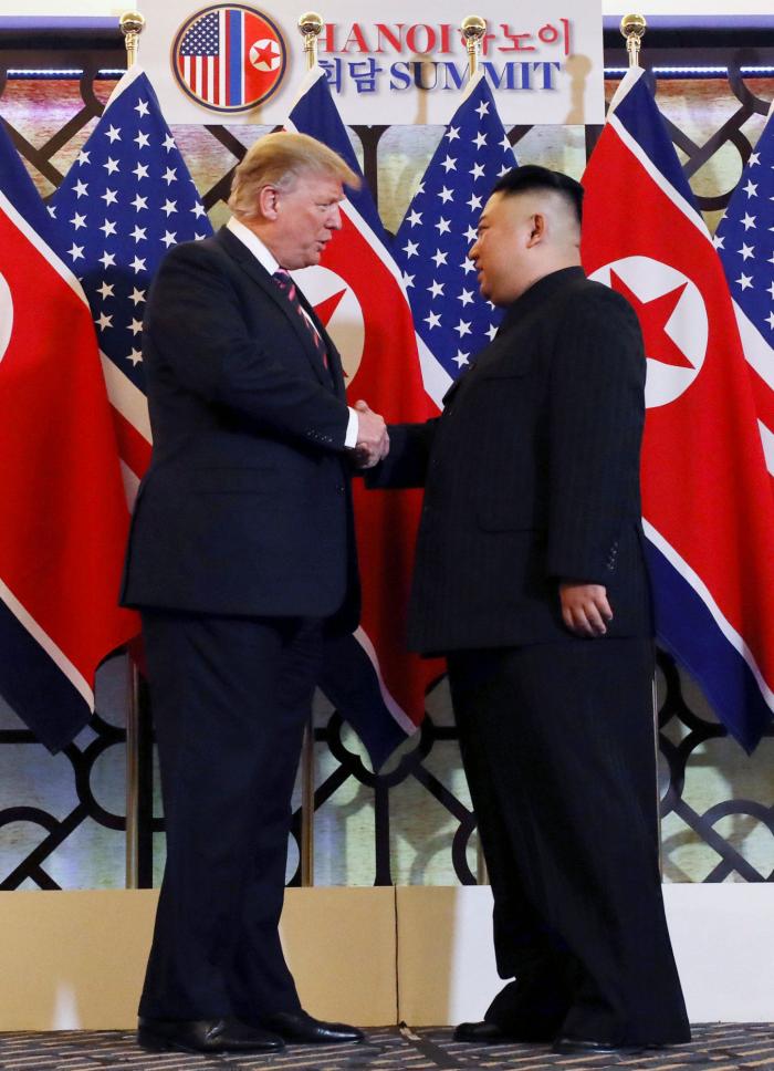 Trump y Kim se cruzan buenos deseos en su primera toma de contacto en Hanoi