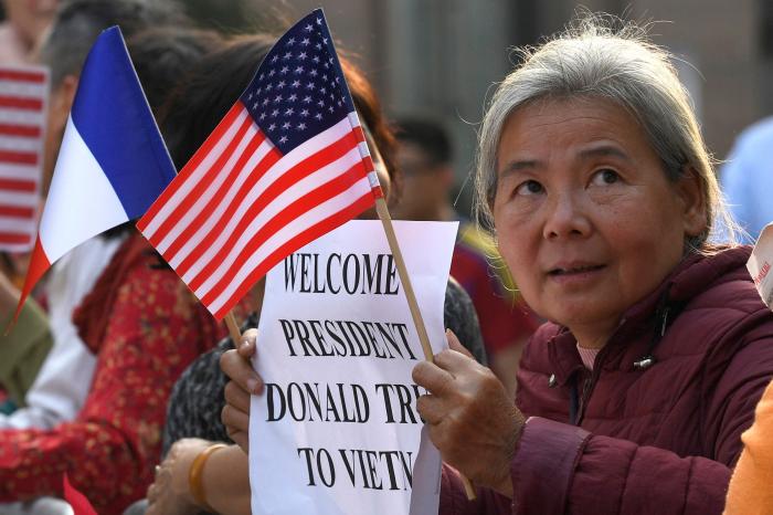 Trump y Kim se cruzan buenos deseos en su primera toma de contacto en Hanoi