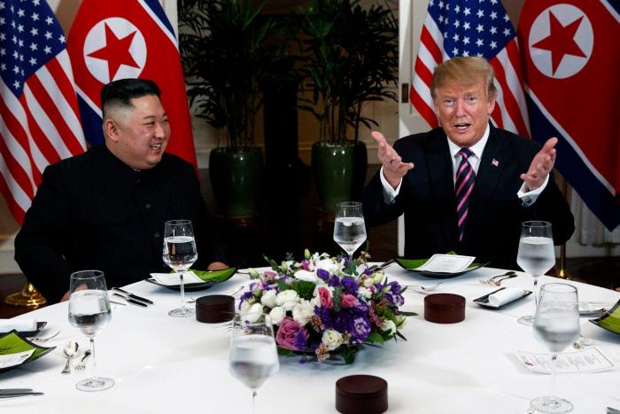 Trump y Kim se cruzan buenos deseos en su primera toma de contacto en Hanoi