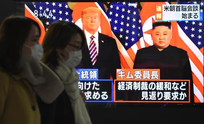 Trump y Kim se cruzan buenos deseos en su primera toma de contacto en Hanoi