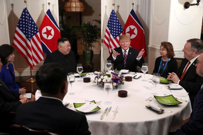 Trump y Kim se cruzan buenos deseos en su primera toma de contacto en Hanoi