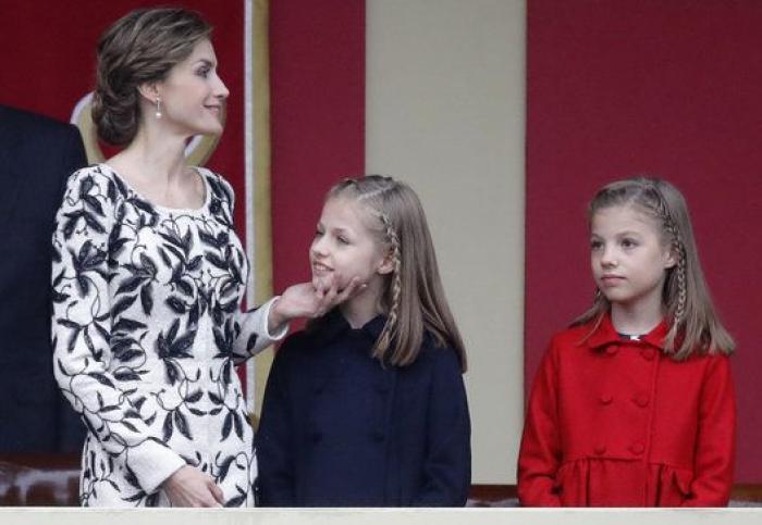 El vestido de Letizia en el desfile de la Fiesta Nacional, criticado por ser igual que un Oscar de la Renta
