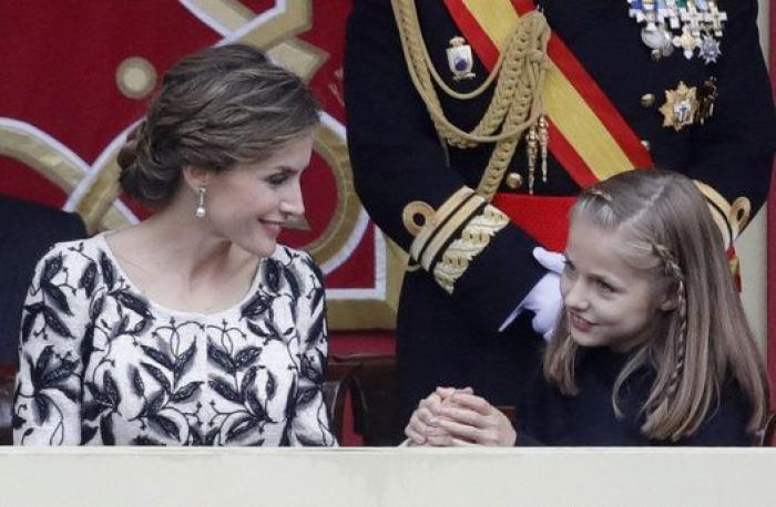 El vestido de Letizia en el desfile de la Fiesta Nacional, criticado por ser igual que un Oscar de la Renta