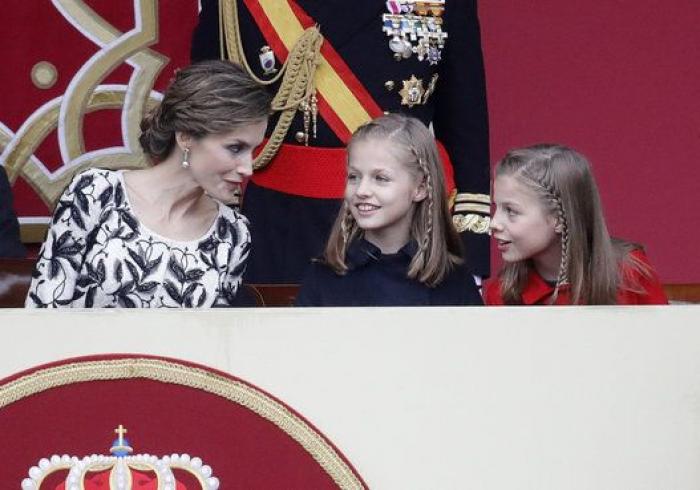 El vestido de Letizia en el desfile de la Fiesta Nacional, criticado por ser igual que un Oscar de la Renta