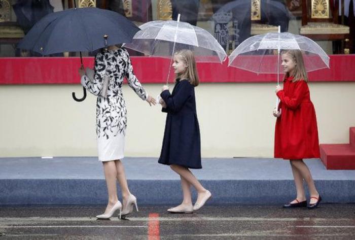 El vestido de Letizia en el desfile de la Fiesta Nacional, criticado por ser igual que un Oscar de la Renta