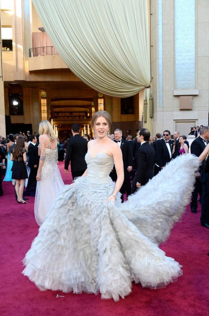 Jennifer Lawrence se cayó en los Oscar porque estaba pensando en tartas (FOTOS, VIDEO, GIFS)