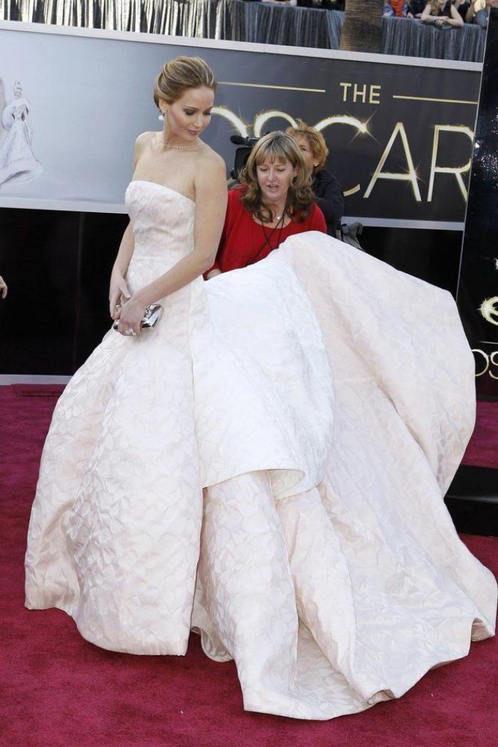 Jennifer Lawrence se cayó en los Oscar porque estaba pensando en tartas (FOTOS, VIDEO, GIFS)