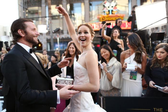 Jennifer Lawrence se cayó en los Oscar porque estaba pensando en tartas (FOTOS, VIDEO, GIFS)