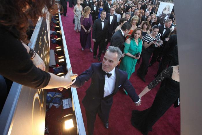 Jennifer Lawrence se cayó en los Oscar porque estaba pensando en tartas (FOTOS, VIDEO, GIFS)