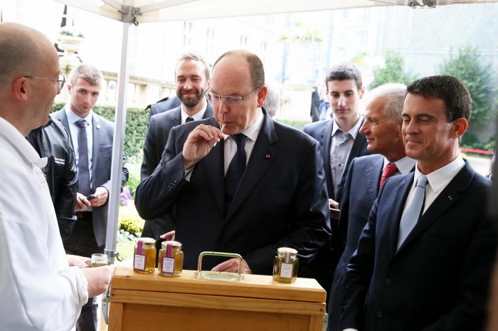 Valls atiza a Rivera por sus formas contra Sánchez: "No es el nivel..."