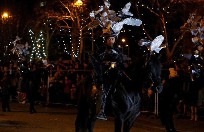 "No se puede ser más bestia": indignación por los objetos tirados en una cabalgata de Reyes de Andalucía