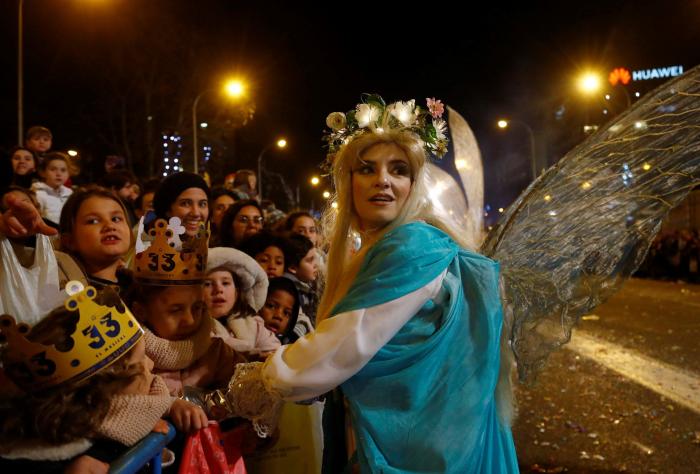 "No se puede ser más bestia": indignación por los objetos tirados en una cabalgata de Reyes de Andalucía