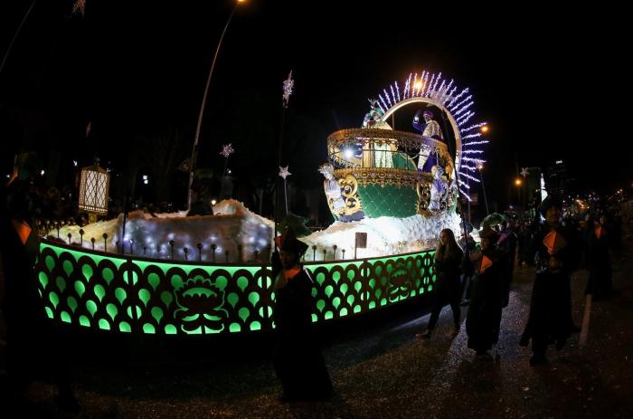 "No se puede ser más bestia": indignación por los objetos tirados en una cabalgata de Reyes de Andalucía