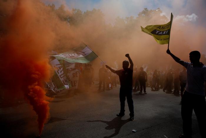 2.000 taxistas denunciarán a Uber y Cabify por estafa y blanqueo: "Las responsables de todo esto"