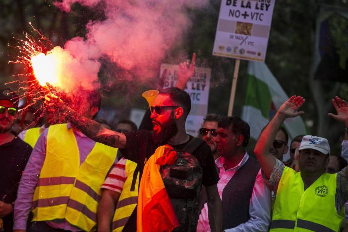 2.000 taxistas denunciarán a Uber y Cabify por estafa y blanqueo: "Las responsables de todo esto"