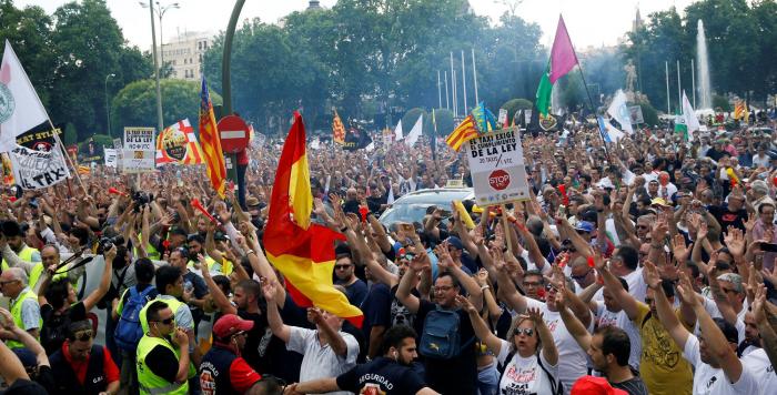 2.000 taxistas denunciarán a Uber y Cabify por estafa y blanqueo: "Las responsables de todo esto"
