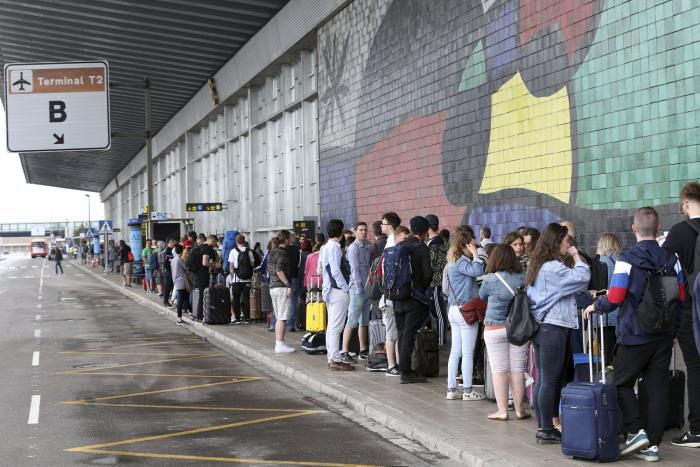 2.000 taxistas denunciarán a Uber y Cabify por estafa y blanqueo: "Las responsables de todo esto"