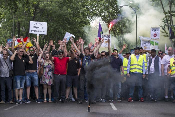 2.000 taxistas denunciarán a Uber y Cabify por estafa y blanqueo: "Las responsables de todo esto"