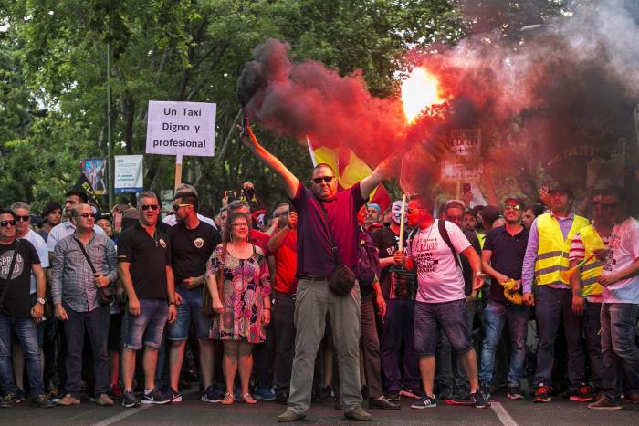 2.000 taxistas denunciarán a Uber y Cabify por estafa y blanqueo: "Las responsables de todo esto"