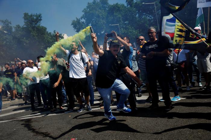 2.000 taxistas denunciarán a Uber y Cabify por estafa y blanqueo: "Las responsables de todo esto"